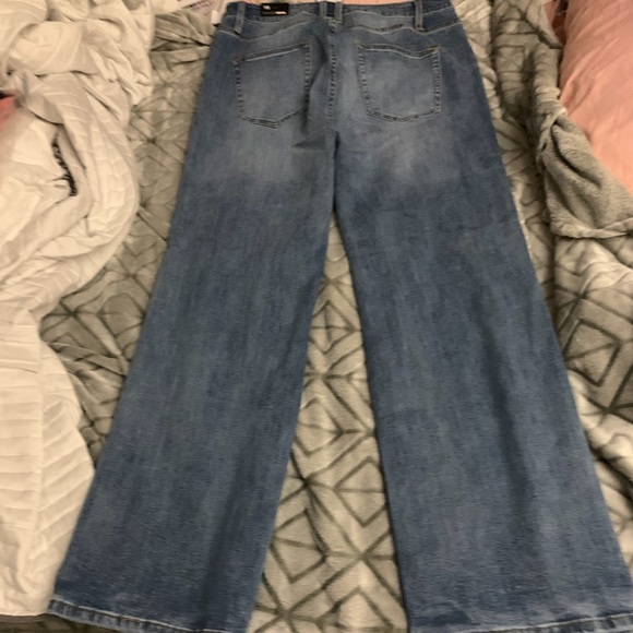 Fashion Nova Wide Leg Jeans Never Worn - Picture 3 of 4